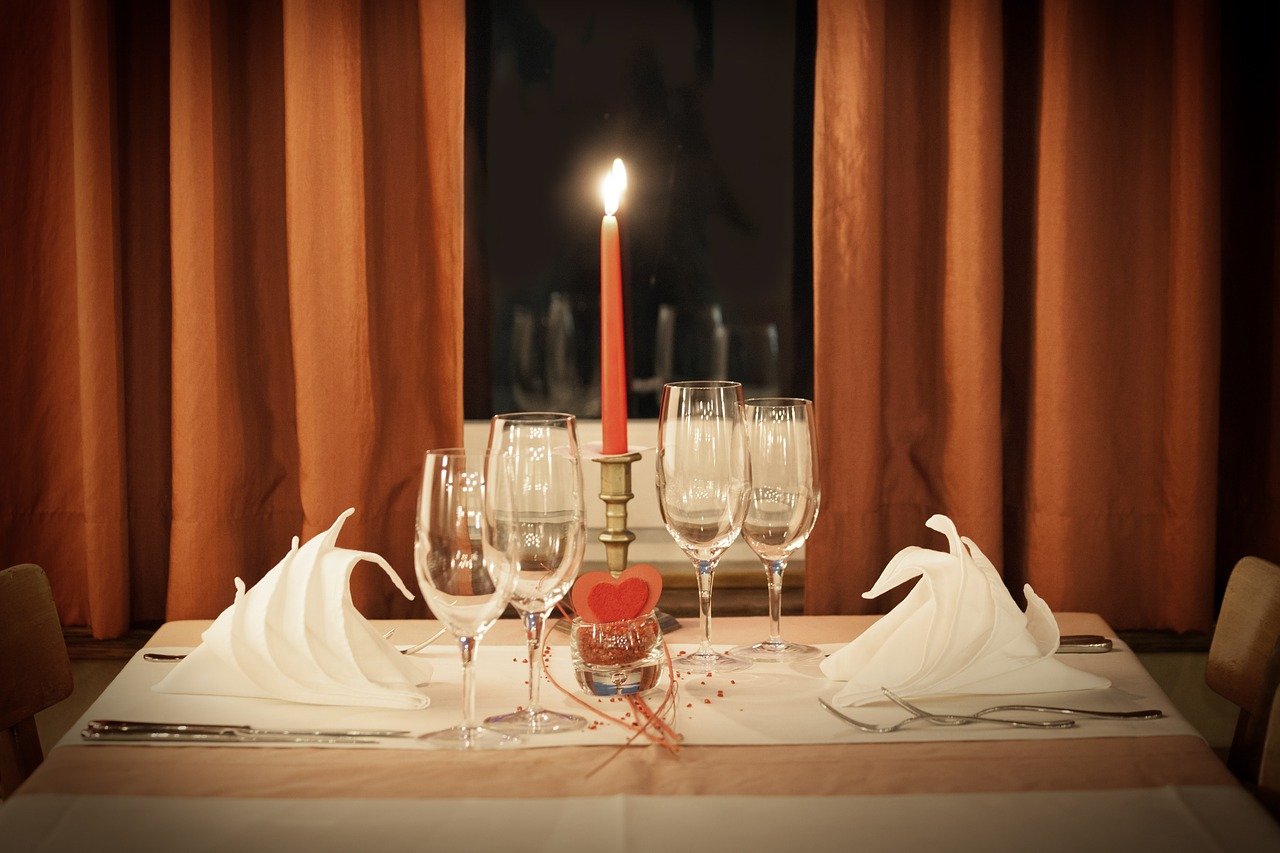 Come apparecchiare per San Valentino, 4 idee per una cena romantica in casa  - Cook Magazine